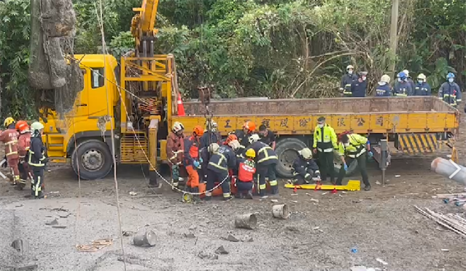 新北市三峡区佳福路佳兴路交叉路口捷运工地今（20日）中午12时许传出工安意外，桥墩灌浆过程中疑发生倒塌事故，多名工人遭掩埋，3名工人救出死亡，2人受伤。（民眾提供）