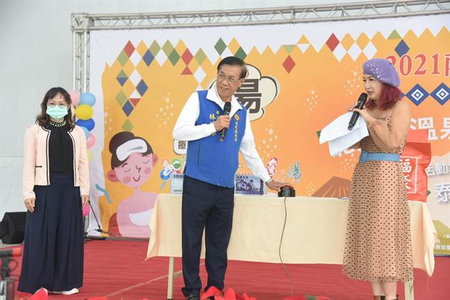 南投縣長林明溱在律師見證下當場抽出首名50萬元及30萬元現金幸運得主，並現場與50萬元現金幸運得主林先生電話連線。（南投縣府提供／盧金足南投傳真）