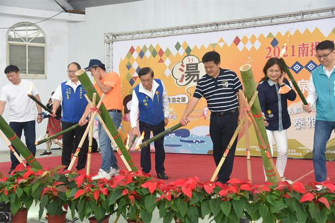 南投縣府配合中央發放振興券，推出「南投玩很大、千千萬萬獎不完」活動，只要10月到明年4月之間在南投消費200元，即可參加現金抽獎，住宿還可以抽總統套房旅遊福袋。（南投縣府提供／盧金足南投傳真）