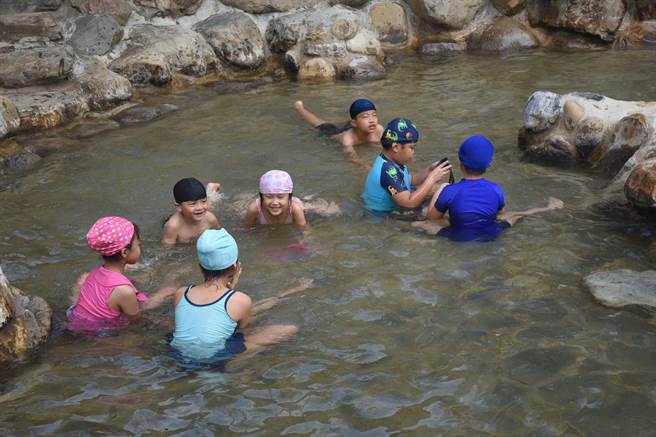 北港溪溫泉區橫跨國姓鄉以及仁愛鄉，泉質接近中性的弱鹼碳酸泉，也能作泡湯和飲用。（南投縣府提供／盧金足南投傳真）