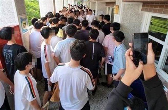 嘉义高中学生在校内走廊聚眾示威，竟是因庆生太吵引起。（翻摄照片／张亦惠嘉义传真）