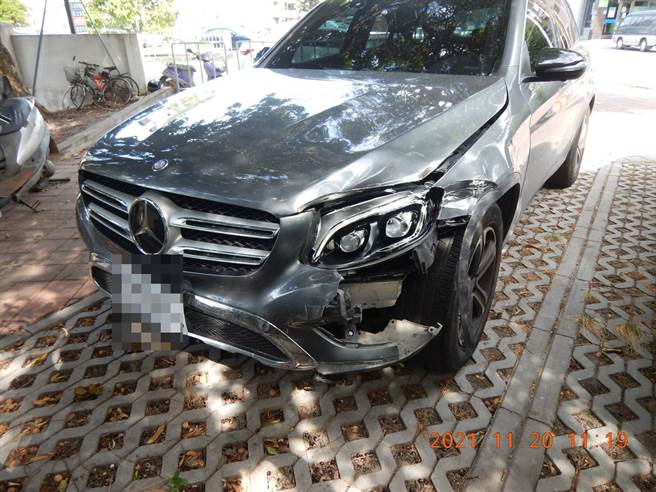 宾士休旅车衝撞小客车后，整台车迭上去，然后再倒车下来随即离去，宛如电影情节般惊悚。（摘自脸书社团「清水小镇」）
