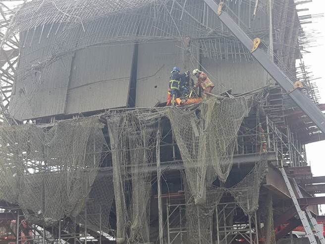 新北市三峡区佳福路佳兴路交叉路口捷运工地今（20日）中午12时许传出工安意外，桥墩灌浆过程中疑发生倒塌事故，多名工人遭掩埋，3名工人救出时死亡，2人受伤。（消防局提供）