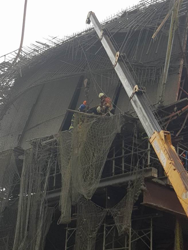 新北市三峡区佳福路佳兴路交叉路口捷运工地今（20日）中午12时许传出工安意外，桥墩灌浆过程中疑发生倒塌事故，多名工人遭掩埋，3名工人救出时死亡，2人受伤。（消防局提供）