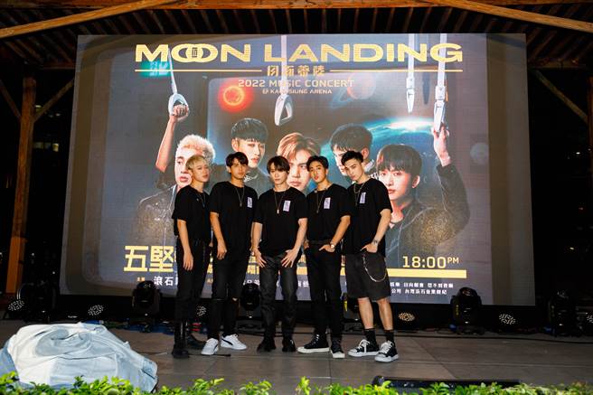 五坚情昨晚在信义区百货快闪，现场人潮挤爆。（滚石唱片提供）