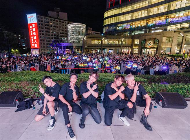 五坚情昨晚在信义区百货快闪，现场人潮挤爆。（滚石唱片提供）