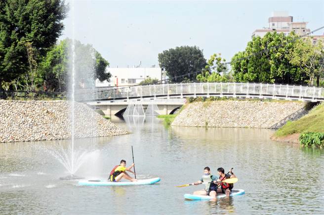 万年溪水质改善有成，屏东市復兴公园开始有独木舟徜徉湖畔。（林和生摄）