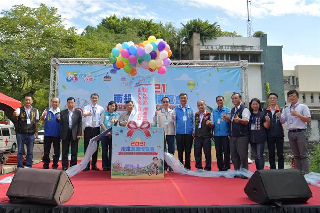 南投县政府20日在草屯镇体育馆举办「2021观光领航、传产登峰、青年返乡、富旺南投」就业博览会。（南投县府提供／卢金足南投传真）