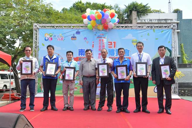 南投县副县长陈正升20日由社会及劳动处长林志忠陪同参加启动仪式，并颁赠感谢状感谢协助活动办理的单位。（南投县府提供／卢金足南投传真）