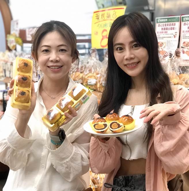 在通路价格战中打出新特色，枫康超市推出现烤蛋黄酥，要和彰化名店一别高下。(林欣仪摄)