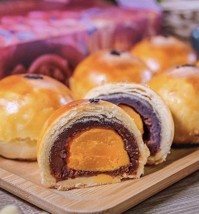 在通路价格战中打出新特色，枫康超市推出现烤蛋黄酥，要和彰化名店一别高下。(林欣仪摄)