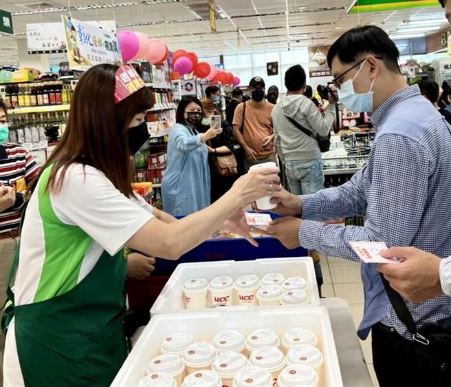 免费蛋黄酥试吃，吸引许多饕客排队索取。(林欣仪摄)