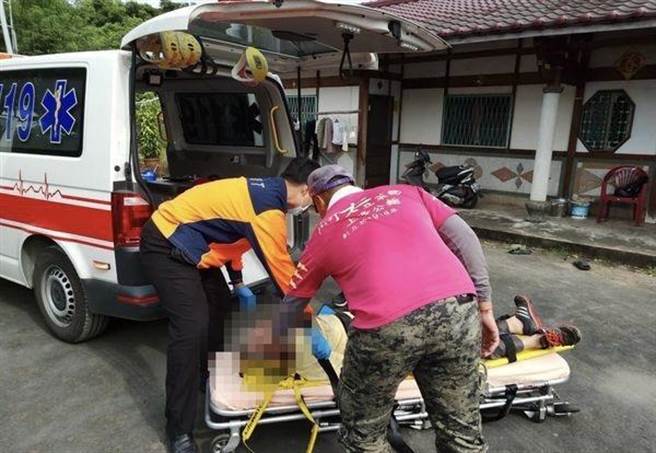 台南市東山區69歲李男修剪庭院芒果樹時摔落地面，送醫後不治。（讀者提供／劉秀芬台南傳真）