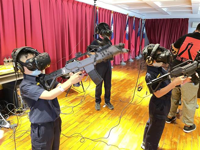 元宇宙话题正夯，桃园平镇警分局将VR虚拟射击搬进分局给学童体验。（警方提供）