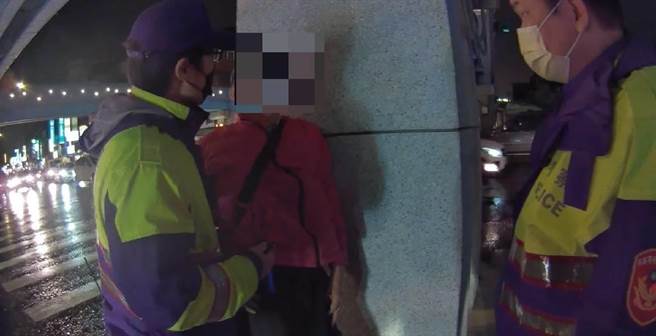 林姓6旬男子日前行經桃園市八德區中華路與永豐路路口時，因身體不適於過馬路時搖搖晃晃，後來員警熱心攙扶。（警方提供）