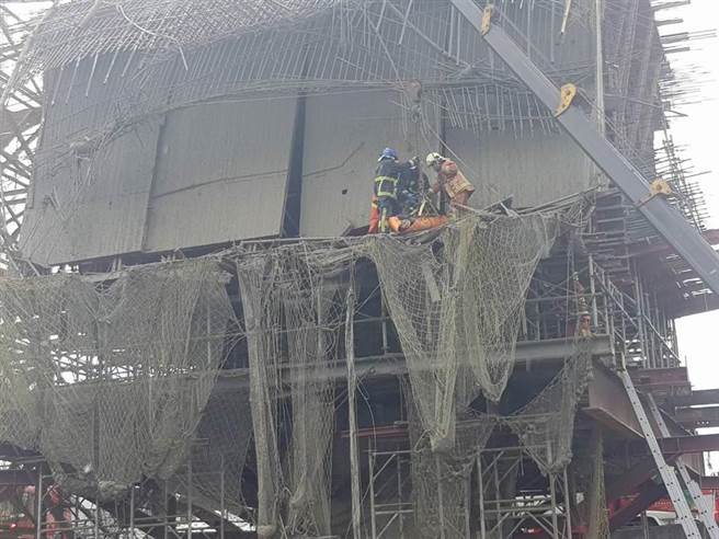 捷运三莺线工地今中午12时许传出工安意外，发生桥墩灌浆鹰架倒塌事故，酿成3工人死亡、2重伤。（消防局提供）