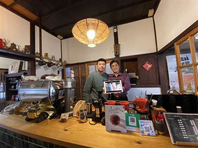 农委会水土保持局南投分局企画监制《第一杯咖啡》，为首部以台湾咖啡为主题的微电影，水土保持局南投分局分局长陈荣俊（右）希望将台湾咖啡推向国际舞台。（卢金足摄）