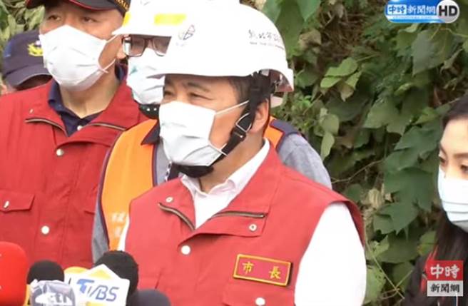 捷运三莺线灌浆崩塌3死2伤，新北市长侯友宜宣布立即停工调查。（截自中时电子报直播画面）