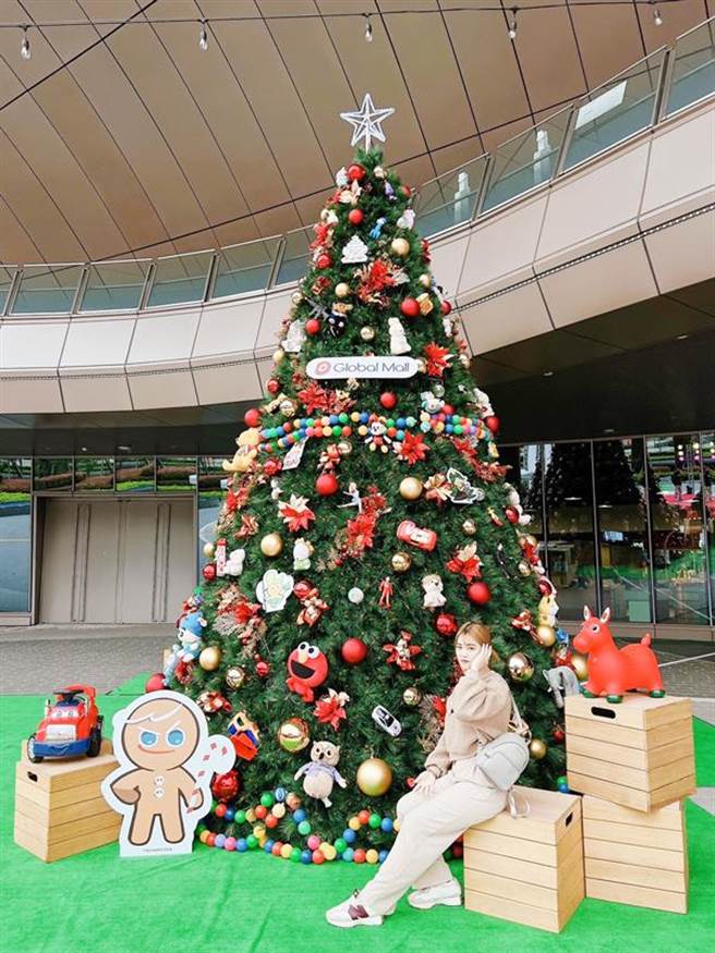 Global Mall在全台各店獨家打造了「環抱玩具低碳耶誕樹」，共有近千個二手玩具裝飾於耶誕樹上，更將於耶誕節後贈送予偏遠地區小學，實現零廢棄的永續精神。（Global Mall提供）