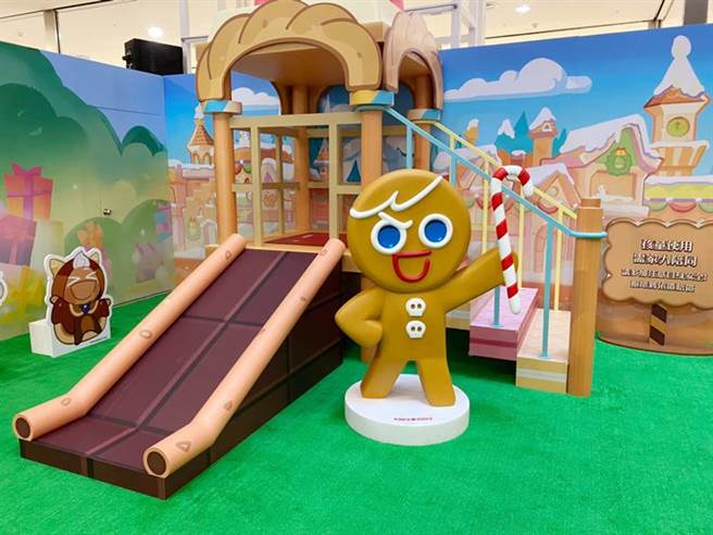 Global Mall新北中和店打造了獨家「耶誕薑餅人王國」，不僅能直接體驗遊戲場景「餅乾遊樂場溜滑梯」，更會定時飄起雪花。（Global Mall提供）