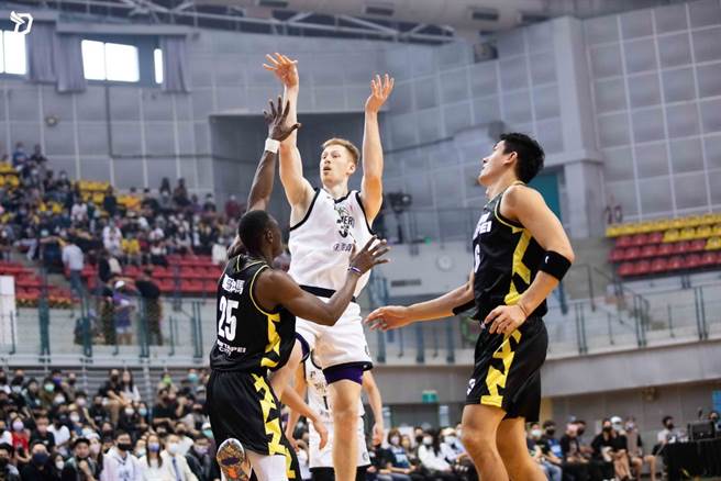 梦想家洋将吉尔贝克今天拿下13分、13篮板。(梦想家提供)