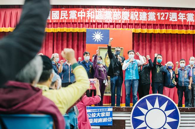 国民党副主席连胜文（中）20日前往中和区市民活动中心，出席「国父建党127周年党庆表扬晋龄党员暨1218反莱猪公投说明会」。（郭吉铨摄）