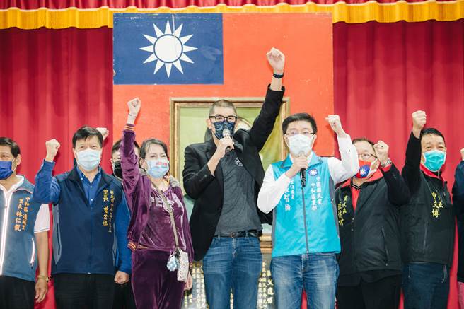 国民党副主席连胜文（中）20日前往中和区市民活动中心，出席「国父建党127周年党庆表扬晋龄党员暨1218反莱猪公投说明会」。（郭吉铨摄）