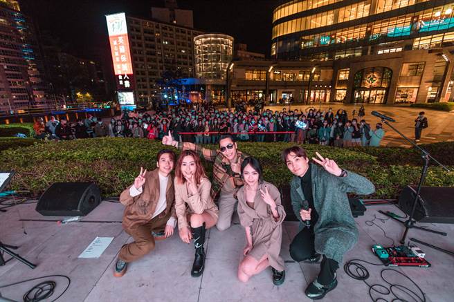 小男孩乐团昨晚举办签唱会，邀请鸡丁担任嘉宾。（滚石唱片提供）