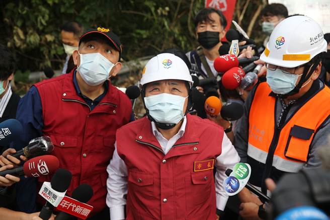 捷运三莺线高架灌浆工程20日发生倒塌事故酿3死2伤，新北市长侯友宜受访时表示，除抢救伤者，罹难者从优抚恤，并勒令现场停工。（杜宜谙摄）