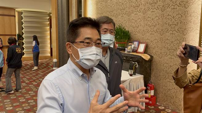 國民黨黨祕書長黃健庭狠酸，民進黨場次較大型，他們資源多，可以動用國家機器來做，甚至動員同溫層來參加。（柯宗緯翻攝）