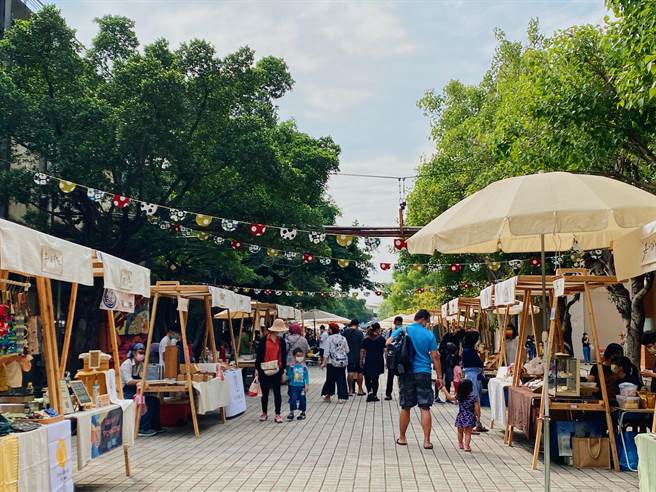 阿里山世界遗产协会今明两天在嘉义文创园区举办「嘉＋酒」市集。（张亦惠摄）