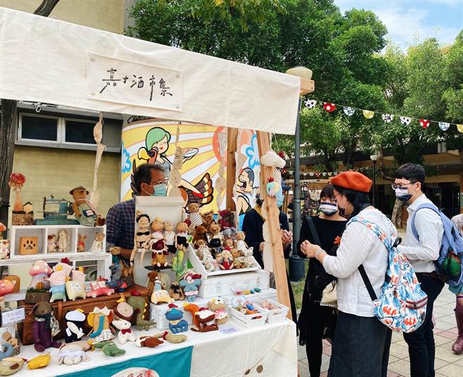 阿里山世界遗产协会今明两天在嘉义文创园区举办「嘉＋酒」市集。（张亦惠摄）