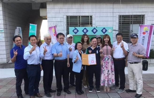 旗山中寮社区据点厕所老旧，在社会局协助下，媒合民间各单位建造全新的厕所，解决了高龄长辈如厕的需求。（高雄市社会局提供／林雅惠传真）