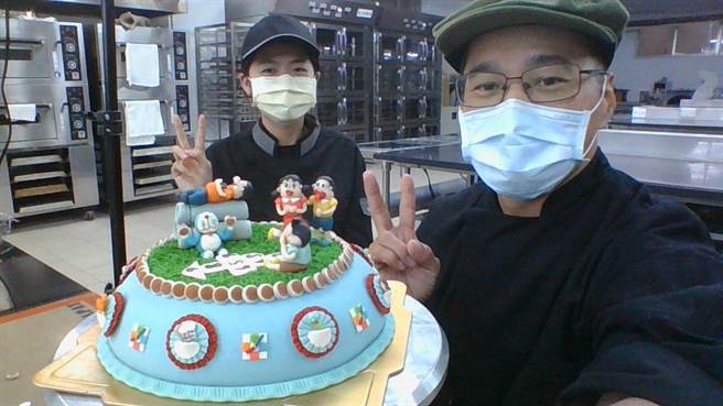 景文科大餐饮系学生杨芷柔以杏仁膏蛋糕装饰项目获金牌。(景文科大提供／李侑珊台北传真)