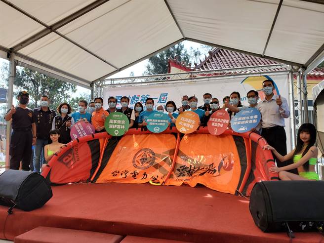 县长张丽善20日出席云林县第一届风筝衝浪竞赛开幕典礼，县府总顾问张清良、交通部观光局云嘉南滨海国家风景区管理处处长徐振能、四湖乡长苏国珑、县议员林深、吴蕙兰、林岳璋也到场祝福，眾来宾象徵性帮风筝打气。（周丽兰摄）