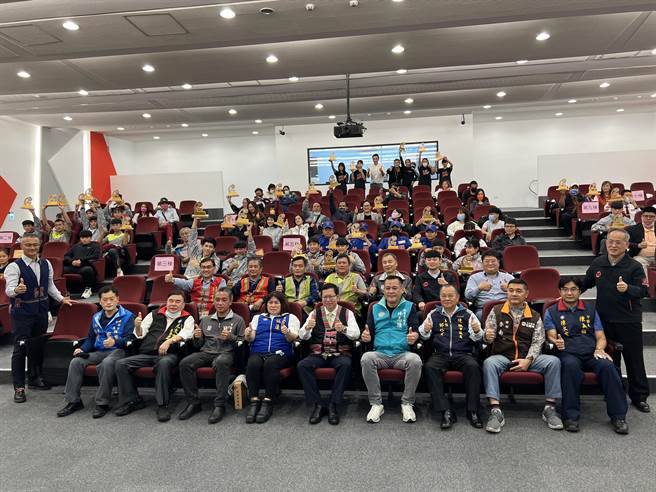 桃園在今年全國原住民族運動會勇奪51金，拿下全國總錦標第一名，蟬聯3連霸，市長鄭文燦20日頒發逾1281萬獎勵金。（蔡依珍攝）