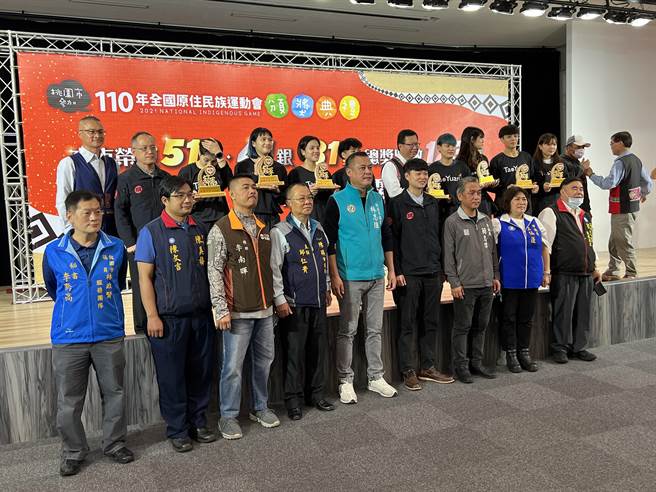 桃園在今年全國原住民族運動會勇奪51金，拿下全國總錦標第一名，蟬聯3連霸，市長鄭文燦20日頒發逾1281萬獎勵金。（蔡依珍攝）