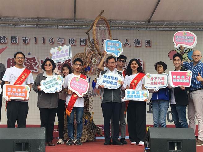 桃园市长郑文灿20日与东奥射击选手吴佳颖、网红「那对夫妻」林京烨Kim、艺人吴凤一同参加建立儿少安全网、成就儿少爱与梦想的捕梦网宣誓仪式。（蔡依珍摄