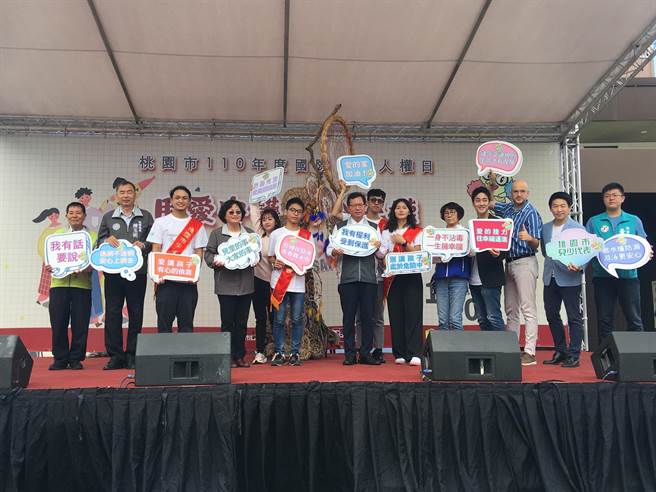 桃园市长郑文灿20日与东奥射击选手吴佳颖、网红「那对夫妻」林京烨Kim、艺人吴凤一同参加建立儿少安全网、成就儿少爱与梦想的捕梦网宣誓仪式。（蔡依珍摄