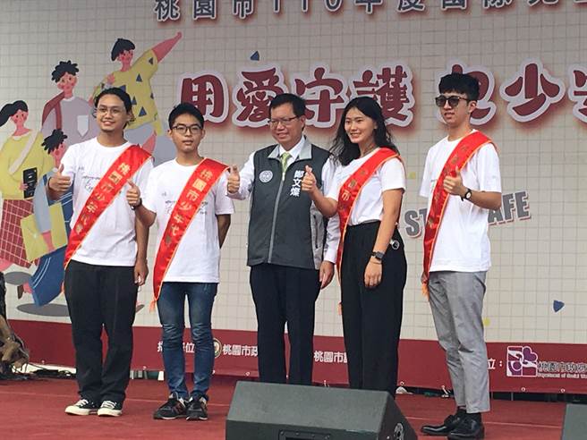 桃园市长郑文灿20日与东奥射击选手吴佳颖、网红「那对夫妻」林京烨Kim、艺人吴凤一同参加建立儿少安全网、成就儿少爱与梦想的捕梦网宣誓仪式。（蔡依珍摄