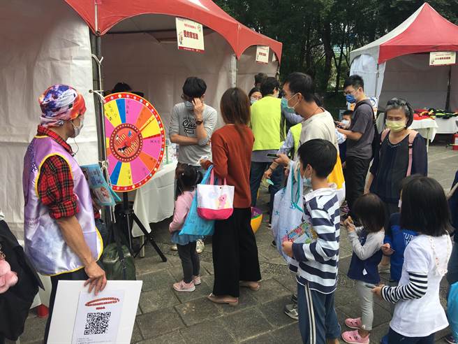 桃园市社会局20日在风禾公园举办闯关园游会。(蔡依珍摄)
