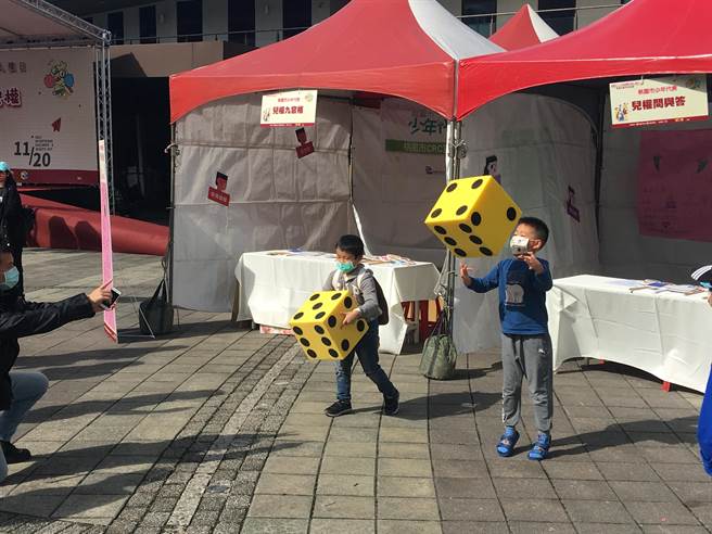 桃园市社会局20日在风禾公园举办闯关园游会。(蔡依珍摄)