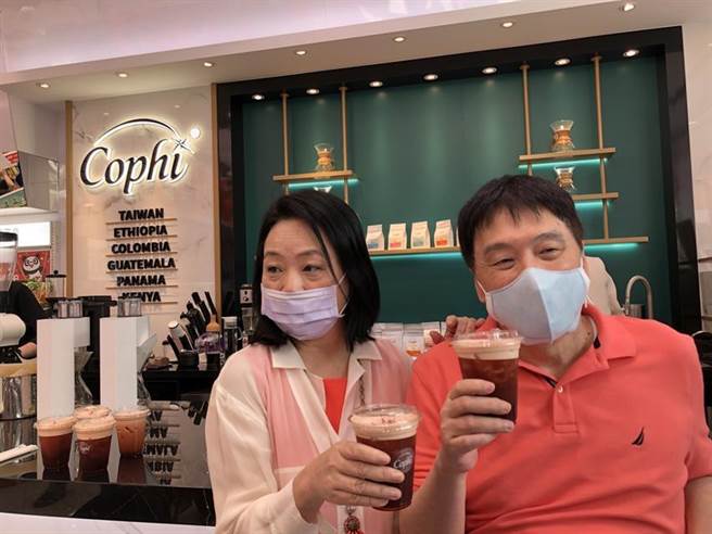 （统一集团董事长罗智先、统一美丽事业董事长高秀玲20日意外视察高雄凤山统一优质生活馆。图／李丽满）
