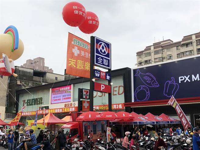 （全联凤山开新店─海洋店，紧邻甫开不久的统一优质生活馆，两大通路首度做邻居。图／李丽满）
