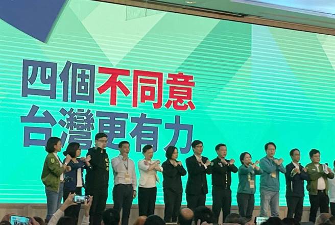 民進黨20日於高雄舉辦南區社會力公投說明會，總統蔡英文、行政院長蘇貞昌等人出席說明會。（洪靖宜攝）