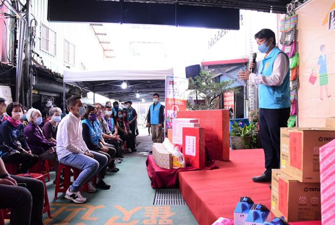 為提升傳統市場買氣，花蓮市長魏嘉賢說明公所推出「閣來去菜市仔～滿斤換好康」促銷活動，增添買氣。（花蓮市公所提供／王志偉花蓮傳真）