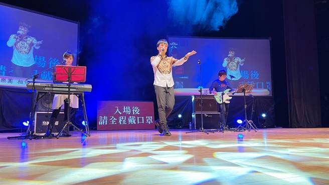迷雾森林乐团主唱宋昱锦（中）在演唱会中大秀舞技，让眾人拍手叫好。（旺旺文教基金会提供／邱立雅竹市传真）