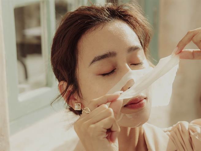 Oui Organic唯有机、专科、宠爱之名推出保溼面膜，图中为部落客唐葳使用唯有机玫瑰精萃焕顏保湿面膜。（图／品牌提供）