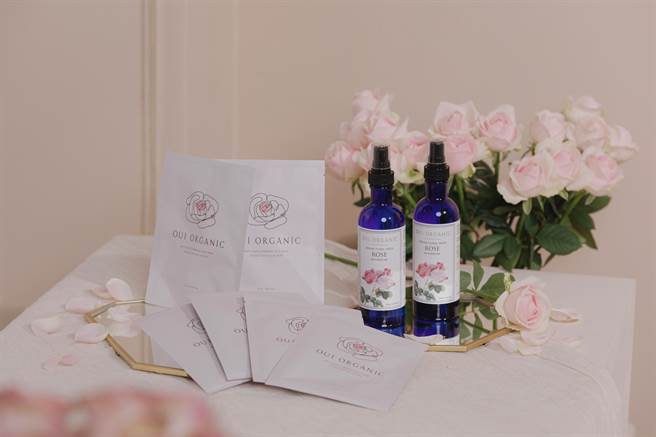Oui Organic唯有机玫瑰精萃焕顏保湿面膜推荐与玫瑰纯露搭配使用。（图／品牌提供）