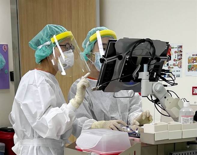 急診室裡的護理師，全赴武裝。(圖/葉雅馨)
